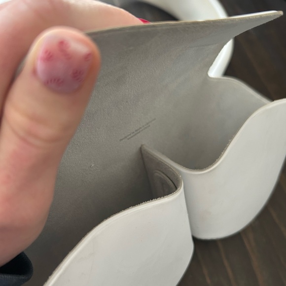 Apple Over-Ear Headphones - White - Picture 4 of 4